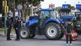İspanyol çiftçiler traktörleriyle yol kapatma eylemlerini başkent Madrid'e taşıdı