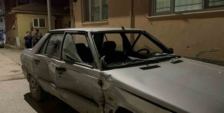 Motosikletli önüne çıkan otomobile çarptı : 2 yaralı