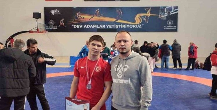 Afyonkarahisarlı sporcu Türkiye Güreş Şampiyonasında ikinci oldu
