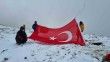 Dağcılar, yıpranan Türk Bayrağı’nı değiştirdi
