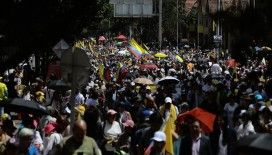 Kolombiya'da meydanlara inen yüzlerce kişi hükümetin politikalarını protesto etti