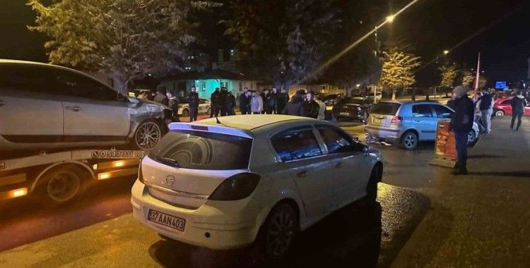 Kastamonu’da çarpışan otomobiller park halindeki araçlara çarptı: 1 yaralı
