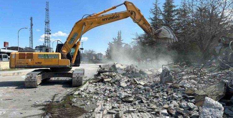 Elazığ’da eski şehirlerarası otobüs terminali yıkım çalışmaları başladı
