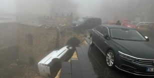 Mardin'de yağış sonrası yol çöktü: 2 araç hasar gördü