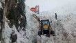 Beytüşşebap’ta yaylada kalan ailelerin karla kaplı yolunu açma çalışmaları sürüyor
