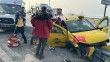 Cenazeden dönenleri taşıyan taksi bariyerlere çarptı: 4 yaralı