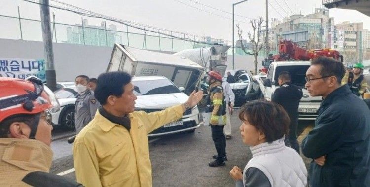 Güney Kore'de 13 araç zincirleme kazaya karıştı: 17 yaralı