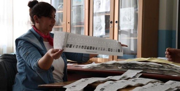 İzmir'de oy sayım işlemi sürüyor