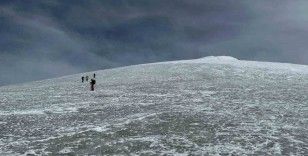 Dağcılar Ağrı Dağı eteklerinde kayak yaptı
