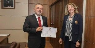 Sincan’da yeniden belediye başkanı seçilen Ercan mazbatasını aldı
