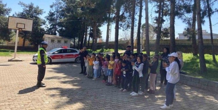 Jandarmadan ilkokul öğrencilerine temel trafik eğitimi