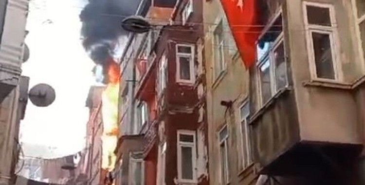 Beyoğlu'nda yangında can pazarı: Binalardan alevler yükseldi, içeride mahsur kalanlar oldu