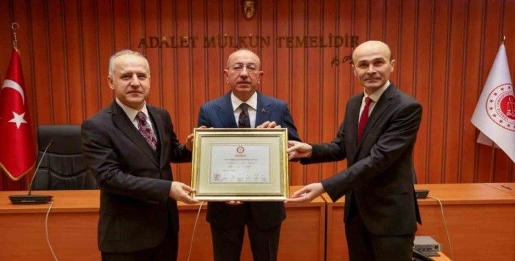 Başkan Kavuş mazbatasını aldı
