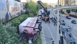Ataşehir'de sebze yüklü kamyon virajı alamayarak yan yattı