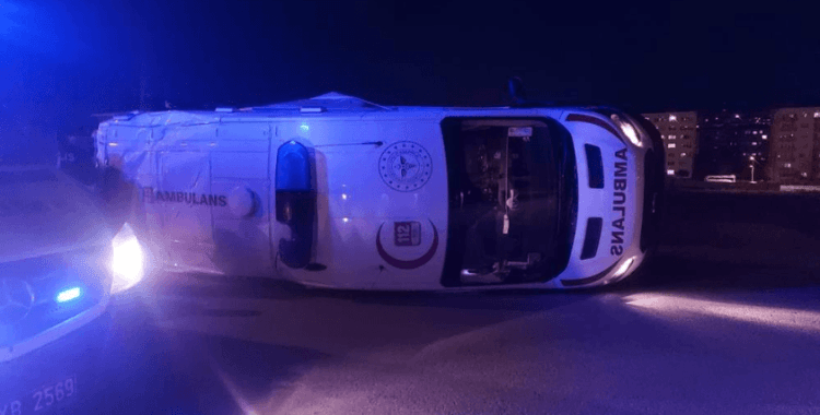 Hasta almaya giden ambulans kaza yaptı: 5 yaralı