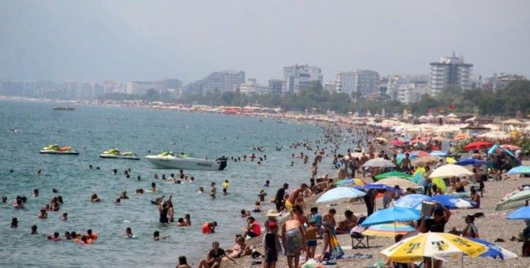 Antalya sahillerinde bayram tatili yoğunluğu yaşanıyor
