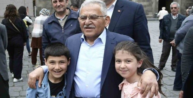 Başkan Büyükkılıç, bayramın mutluluğunu Kayserililerle yaşadı

