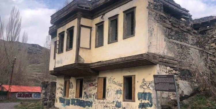 Kars’ta tarihi paşa konağı yıkılıyor
