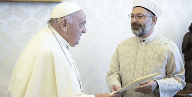 Papa Franciscus'tan Cumhurbaşkanı Erdoğan'a dünya barışına yaptıkları için teşekkür