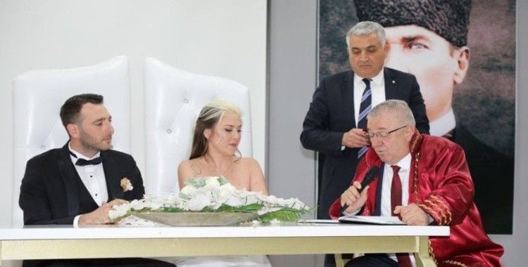 Edremit Belediye Başkanı Mehmet Ertaş, ilk nikahı kıydı