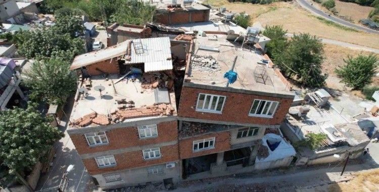 Ekseni kayan bina yıkıldı
