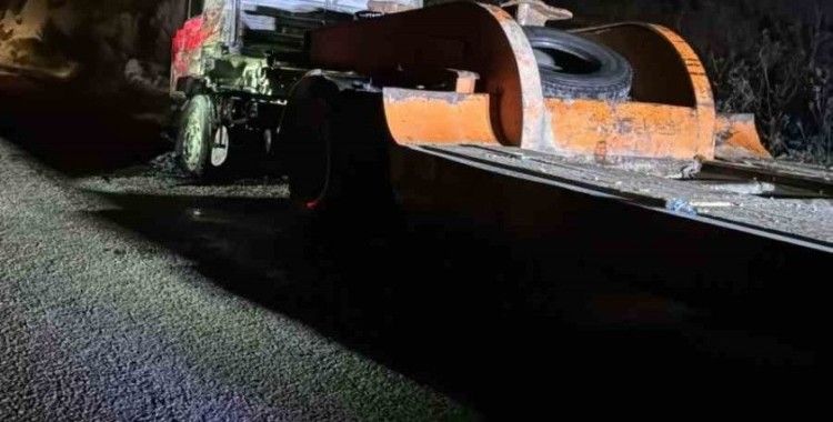 Park halindeki tırı yaktılar, o anları kameraya çektiler