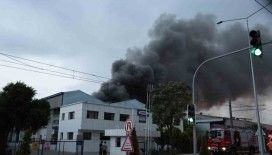 İzmir’de iki ayrı fabrikada çıkan yangına müdahale ediliyor
