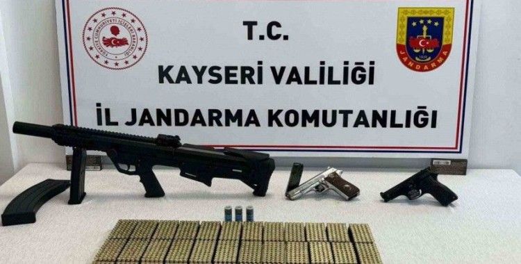 Kaçak silah ticareti yapan şahıs jandarmadan kaçamadı