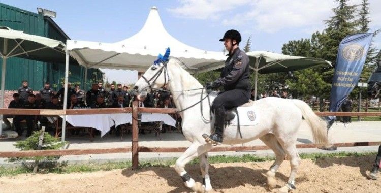 Atlı polislere taze kan