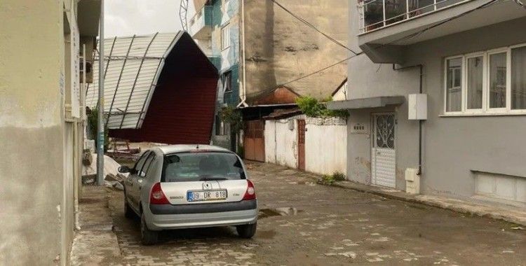 Köşk’te fırtına etkili oldu, bir binanın çatısı uçtu