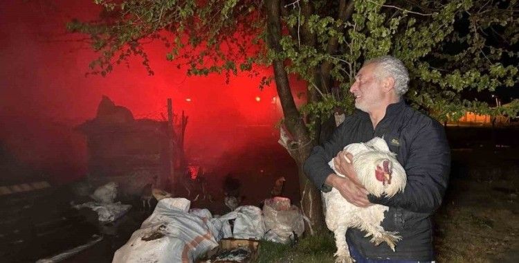 Tekstil atıkların toplandığı depo alev alev yandı