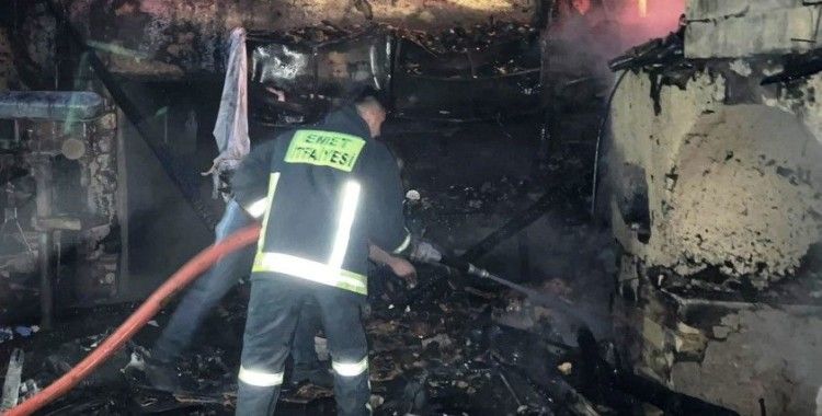 Emet’te depo ve fırın olarak kullanılan binada çıkan yangın korkuttu