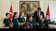 İBB Başkanı İmamoğlu, koltuğunu 3. sınıf öğrencisi Ali Selim Metli’ye devretti
