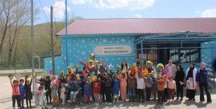 Jandarmadan köy okulu çocuklarına yürek ısıtan 23 Nisan sürprizi
