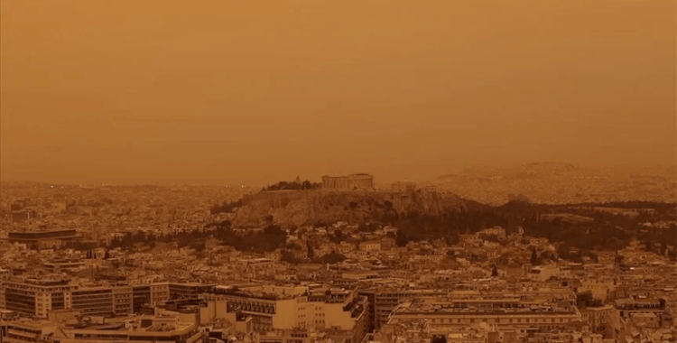 Atina'da Afrika'dan taşınan çöl tozu etkili oluyor