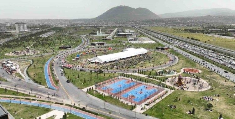Büyükkılıç’ın çocuklara 23 Nisan armağanı ‘Çocuk Kitap Fuarı ve Şenliği’ doldu taştı