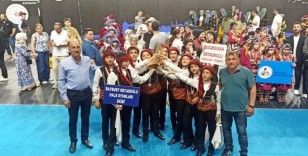 Bayburt Ortaokulu Halk Oyunları ekibi Türkiye üçüncüsü oldu
