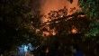 Evdeki yangın tüpü patladı, 2 ahşap bina alev alev yandı
