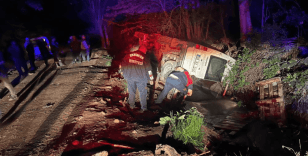 Erzincan'da tarım işçilerini taşıyan minibüs su kanalına devrildi: 6 yaralı