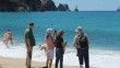Alanya’da turistler sıcak havanın keyfini sahilde çıkardı
