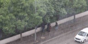 Aniden bastıran sağanak yağış vatandaşları hazırlıksız yakaladı
