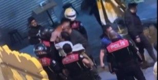 İzmir’de kavgaya müdahale eden polislere saldıran şahıs kamerada
