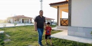 Hataylı bir depremzede aile daha yeni evlerine kavuştu
