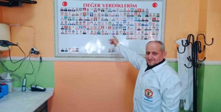 Müşterilerinin anısını berber dükkanında yaşatıyor
