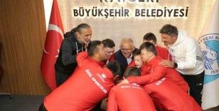 Down Futsal Takımı sporcularından Başkan Büyükkılıç’a sevgi gösterisi
