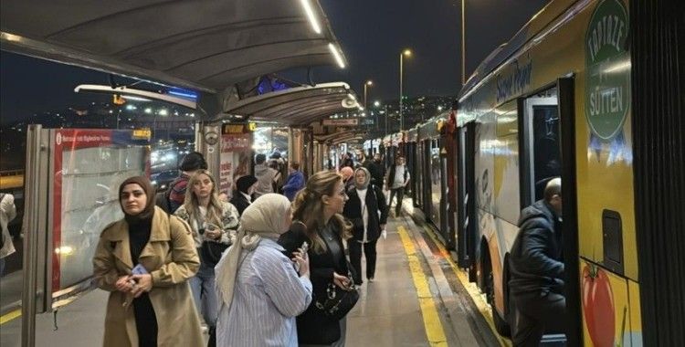Metrobüsteki arıza nedeniyle yolcular tahliye edildi