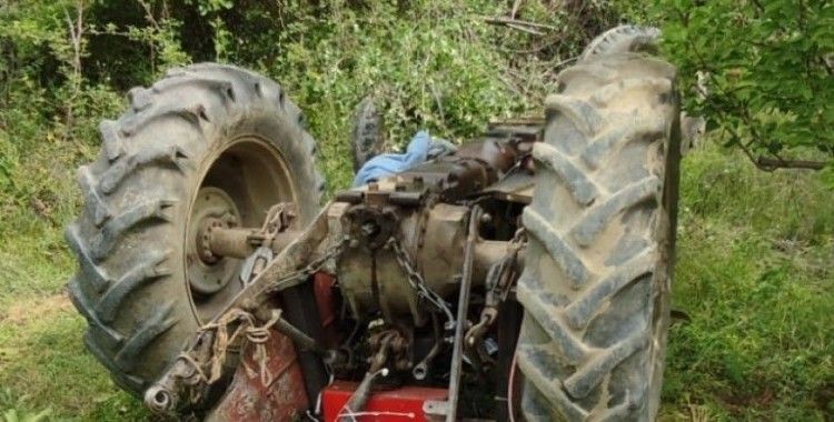 Devrilen traktörün sürücüsü yaralandı
