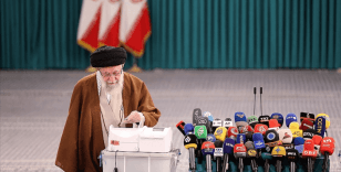 İran, Meclis Seçimlerinin ikinci turu için sandık başına giderken 8 kentte oy verme işlemi elektronik sandıkta yapılıyor