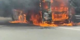 Bursa'da servis minibüsü alev alev yandı