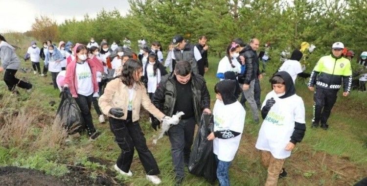 Kars’ta hatıra ormanındaki çöpler toplandı